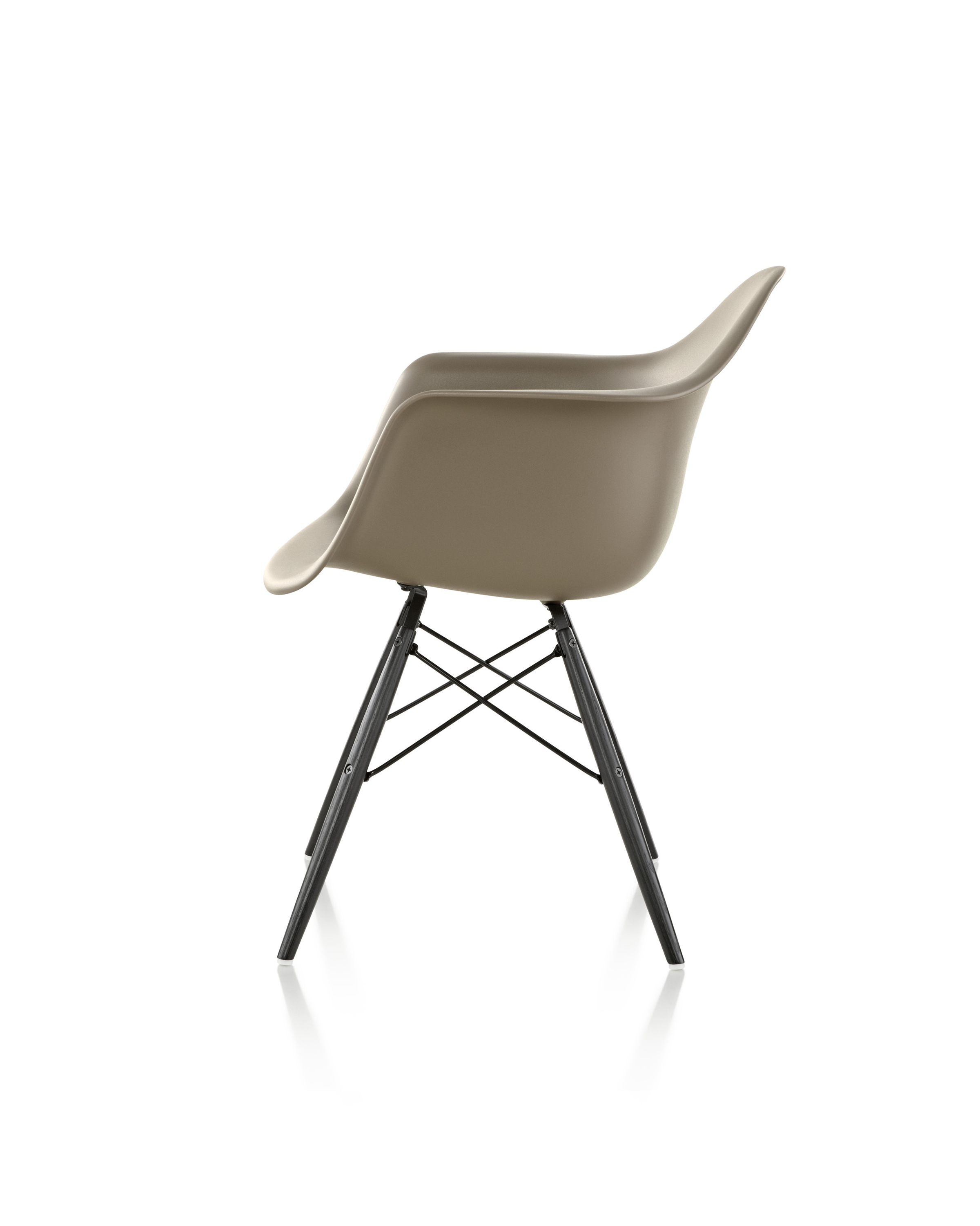 华体会体育官方在线官网 - 坐具|休闲椅|办公家具|华体会体育官方在线官网家具|伊姆斯®塑料扶手椅